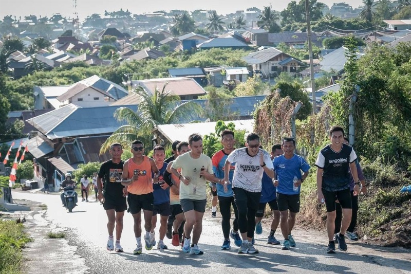 Menparekraf Sandiaga Uno olah raga lari bersama masyarakat Banggai