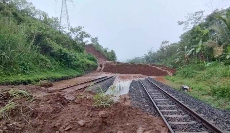 Telah terjadi rintang jalan (rinja), karena longsoran di Daop 5 Purwokerto tepatnya di KM 340+100 antara Stasiun Karanggandul-Karangsari pada senin (4/12/2023) dini hari pukul 00.58 WIB. (KAI)