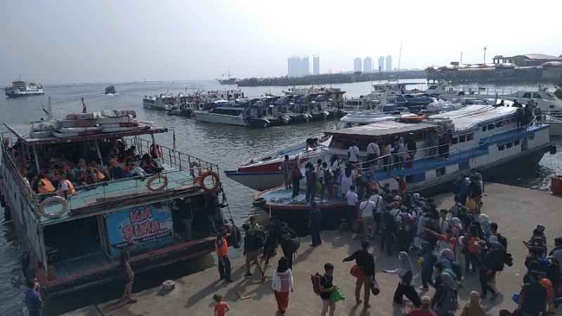 Penumpang kapal akan ke Kepulauan Seribu di Dermaga Kali Adem Muara Angke/ foto:dok/BeritaTrans.com/