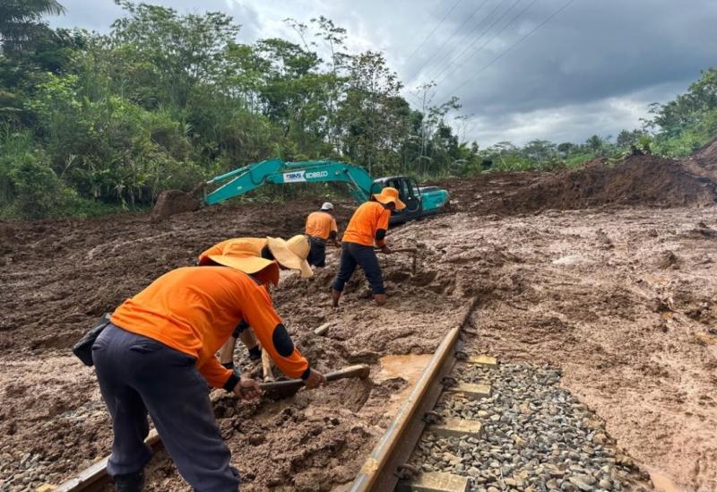 Petugas melakukan upaya pembersihan material longsor yang menutupi jalur kereta api di antara Stasiun Karanggandul - Stasiun Karangsari. 