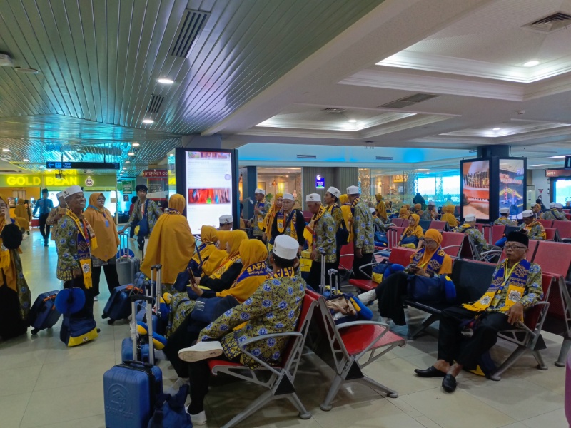 Jamaah umroh di.ruang tunggu Bandara SMB II