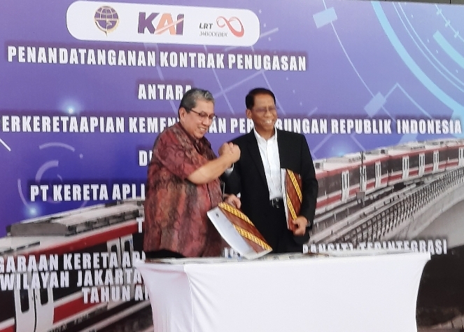 Dirjen DJKA Risal Wasal bersama Dirut KAI Didiek Hartantyo saat penandatanganan kontrak subsidi penyelenggaraan LRT Jabodebek tahun Anggaran 2023 di Stasiun Halim, Jakarta, Kamis (7/12/2023). 