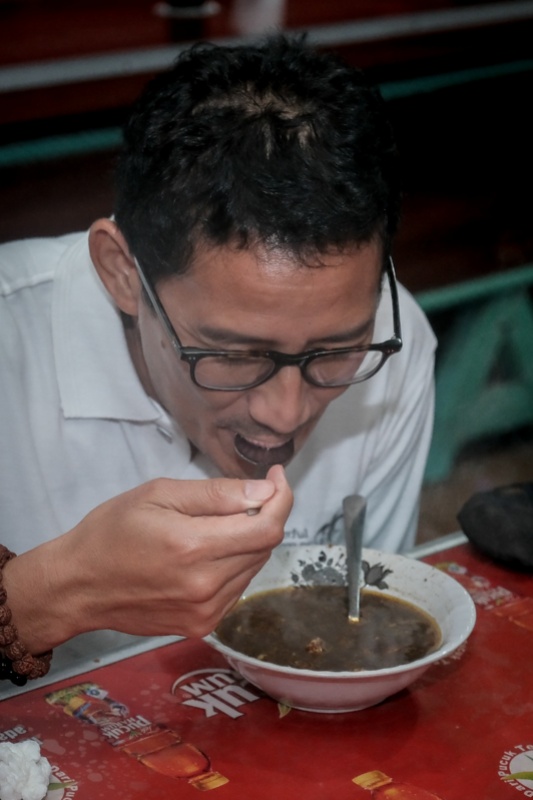 Menparekraf Sandiaga Uno menikmati Rawon khas Jatim