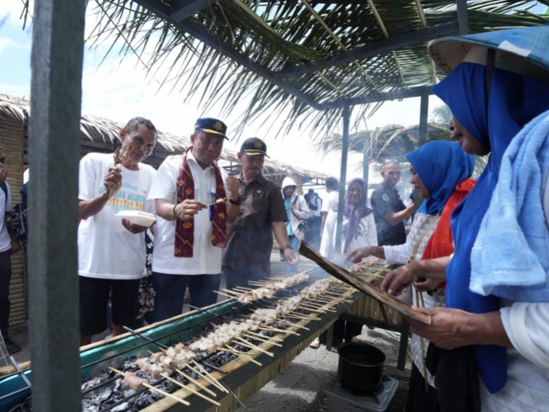 Pembakaran sate di area Puncak Hari Nusantara 2023 di Tidore