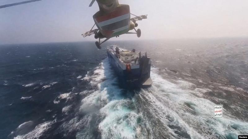 Helikopter militer Houthi terbang di atas kapal kargo Galaxy Leader di Laut Merah dalam foto yang dirilis 20 November 2023 (foto: ilustrasi).