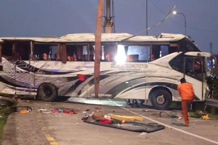 Kecelakaan maut dialami Bus Handoyo jurusan Yogyakarta-Bogor di Tol Cipali pada Jumat (15/12/2023) sore. (Ist)