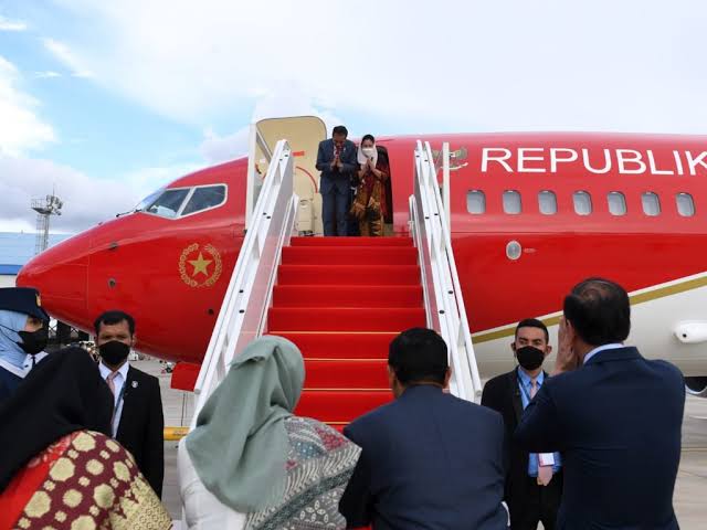Presiden Joko Widodo didampingi Ibu Iriana di Bandara Halim