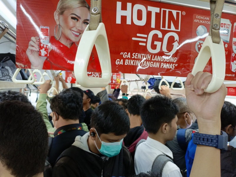 Suasana di KRL tujuan akhir Jakarta Kota