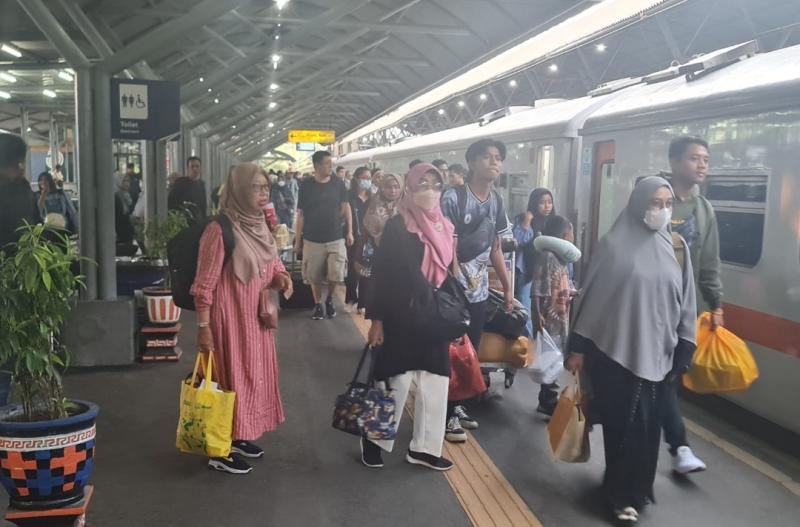 Penumpang kereta api jarak jauh. (Foto:KAI Daop 1 Jakarta)