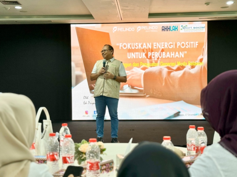 Direktur SDM Pelindo Multi Terminal Edi Priyanto memberikan materi pada workshop Brighten Your City Through Your Passion