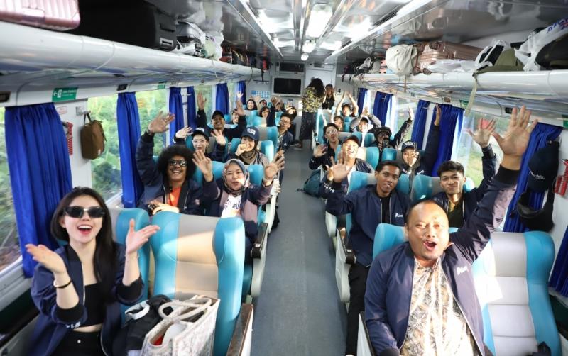 Selebritas yang turut memeriahkan event kali ini yaitu aktor, penyanyi, presenter, dan VJ Indonesia Eddi Brokoli serta artis sekaligus model Zoe Levana. Selain itu, hadir pula sejumlah influencer untuk berpartisipasi dalam mempromosikan kereta api pada Traveling by Train. 