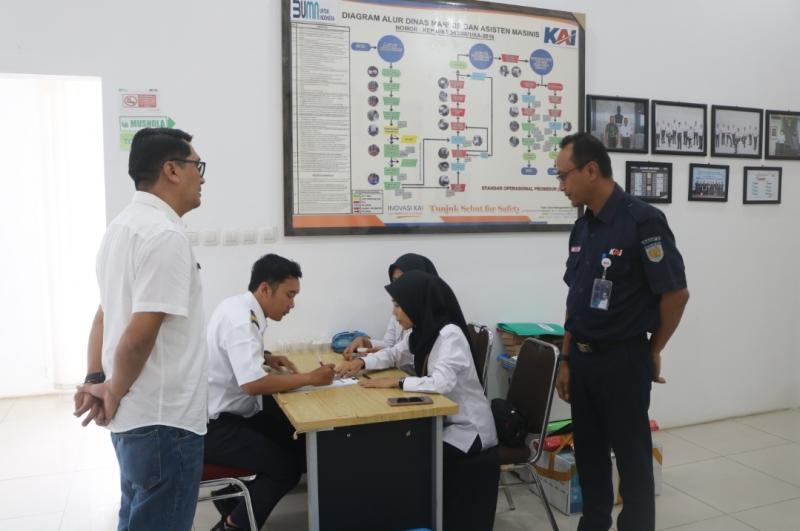KAI Daop 5 Purwokerto bersama BNN Banyumas melakukan pemeriksaan tes bebas narkoba kepada petugas yang berdinas pada Rabu (20/12/2023).
