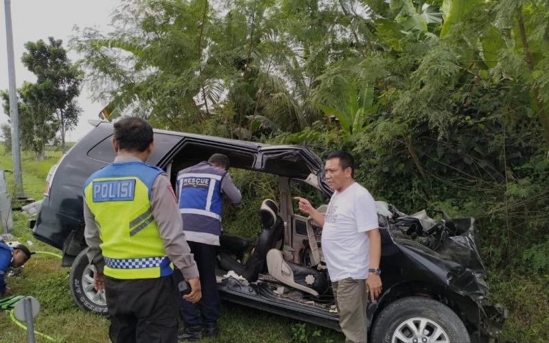 Kondisi mobil Toyota Innova yang korban tewas dan luka-luka pasca tabrakan di Tol Lubuk Pakam. 