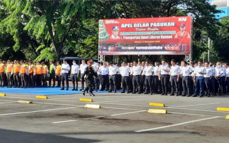Apel gelar pasukan angkutan kereta api Angkutan Nataru di Stasiun Gambir, Jakarta, Kamis (12/21/2023).