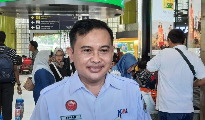 Manager Humas Daop 1 Jakarta Ixfan Hendriwintoko ditemui awak media di Stasiun Gambir, Jakarta, Kamis (21/12/2023).