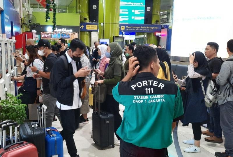 Suasana penumpang sedang melakukan pendaftaran boarding tiket face recognition di Stasiun Gambir, Kamis (21/12/2023). (Foto:Ilustrasi)