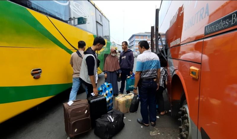 Penumpang akan menaiki bus di Terminal Induk Kota Bekasi, Jawa Barat.