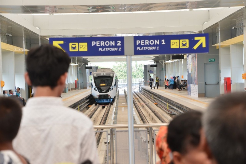 Penumpang di Stasiun LRT Sumses