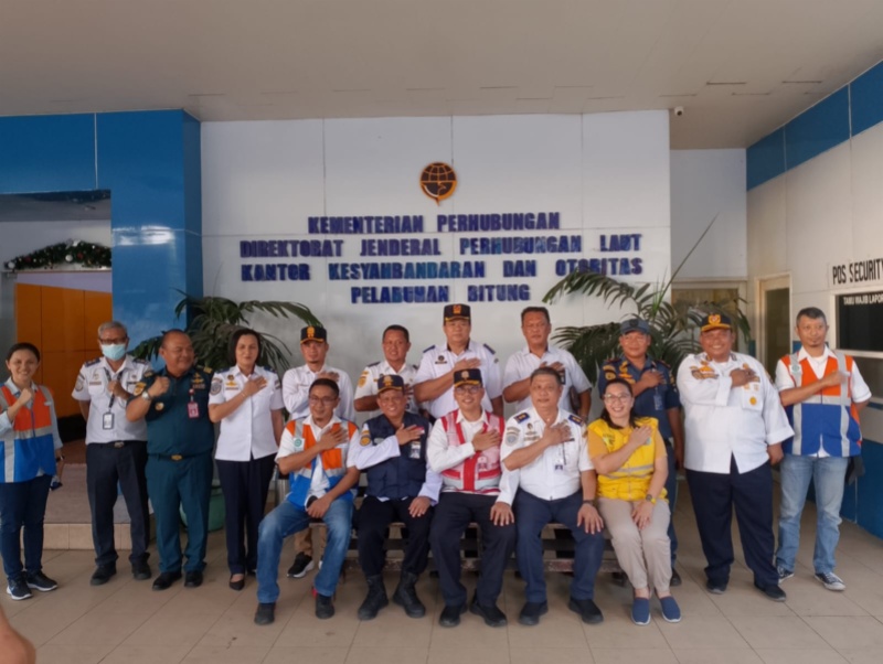 Dirkapel bersama jajaran KSOP Bitung di depan Posko Angkutan Nataru