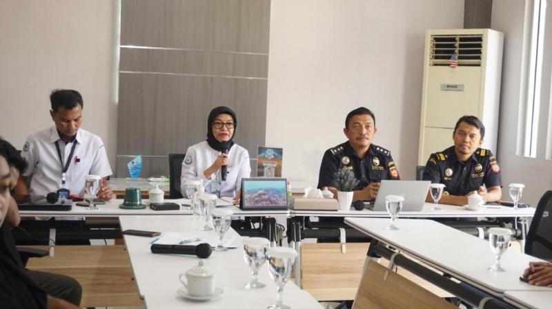 Kepala Kantor Perwakilan KKP Makassar, Sitti Chadidjah saat menggelar sosialisasi SSm Ekspor di Bandara hasanuddin Makassar yang dihadiri perwakilan dari Kantor Otoritas Bandar Udara Wilayah V Makassar, Kantor Pelayanan dan Pengawasan Bea Cukai Tipe Madya Pabean B Makassar, eksportir, dan Pengusaha Pengurusan Jasa Kepabeanan (PPJK).