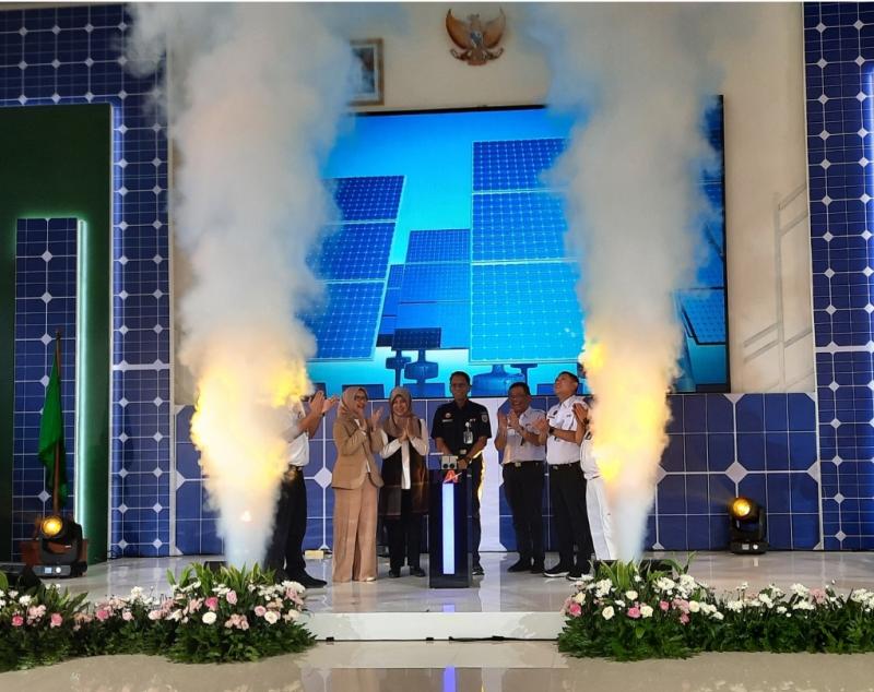 Peresmian penggunaan solar panel di 40 stasiun dan 2 balai yasa di Balai Yasa Manggarai, Jakarta Selatan, Kamis (27/12/2023). 