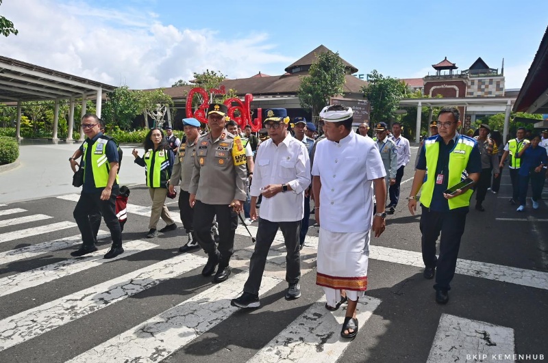 Menhub dan PJ Gubernur Bali dan rombongan di Bandara Ngurah Rai, Bali