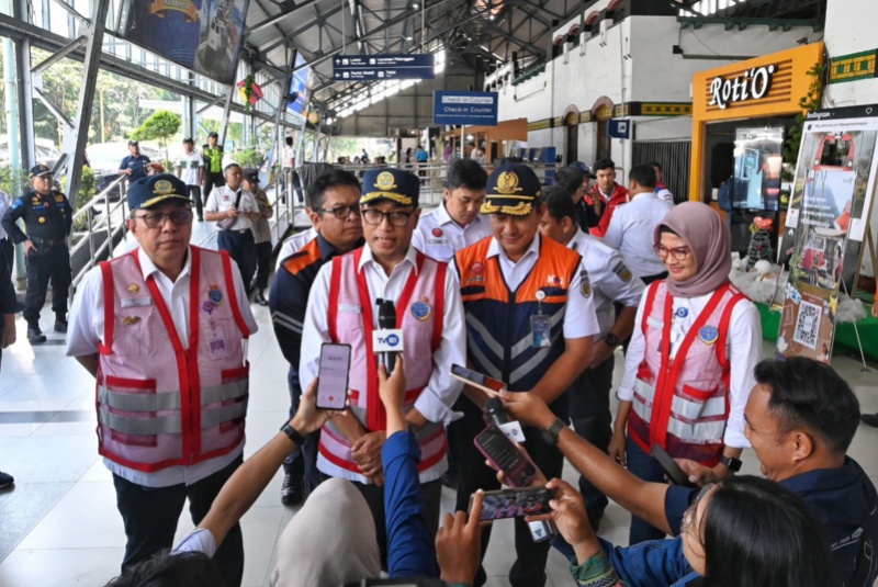 Menhub saat tinjau simpul transportasi di Semarang