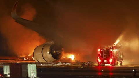 Insiden tabrakan maskapai Japan Airlines hingga terbakar saat mendarat di landasan Bandara Haneda, Tokyo, Jepang, pada Selasa (2/1) diduga karena ada kelalaian. (REUTERS/ISSEI KATO)