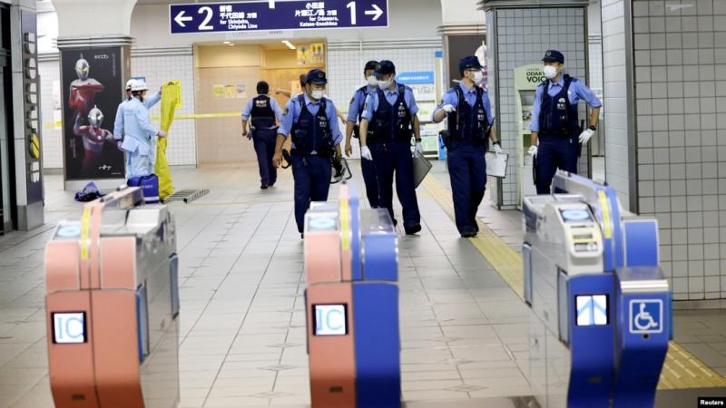 Polisi memeriksa dan mengamankan lokasi kejadian penikaman di sebuah stasiun kereta di Tokyo. (foto:istimewa)
