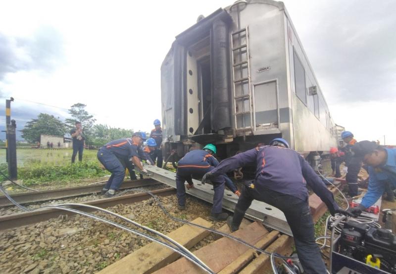 Petugas melakukan evakuasi terhadap kereta api yang mengalami tabrakan di Cicalengka, Kabupaten Bandung, Jumat (5/1/2024).