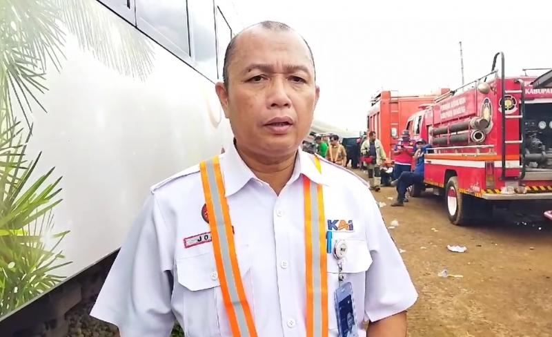 VP Public Relations KAI Joni Martinus saat memberikan keterangan resmi mengenai kecelakaan dua kereta api di Cicalengka, Kabupaten Bandung, Jumat (5/1/2024).