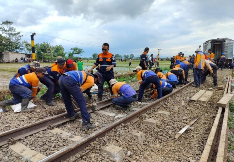Petugas melakukan evakuasi di jalur kereta api yang terjadinya tabrakan antara KA Turangga dengan Commuterline Bandung Raya di Cicalengka, Kabupaten Bandung pada Jumat (5/1/2024) pagi.