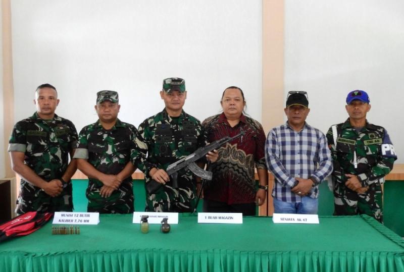 Penyerahan sejumlah senjata milik mantan Kombatan GAM ke Kodim 0117 Aceh Tamiang.