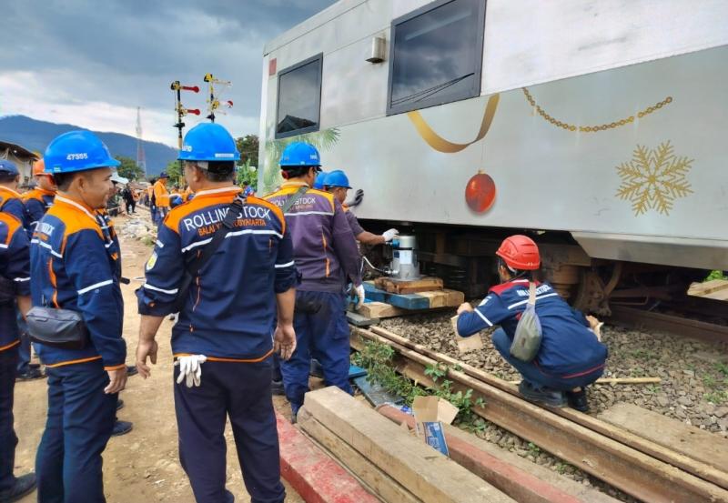 Petugas melakukan evakuasi terhadap kereta api yang alami kecelakaan di Cicalengka, Kabupaten Bandung, Jumat (5/1/2024).