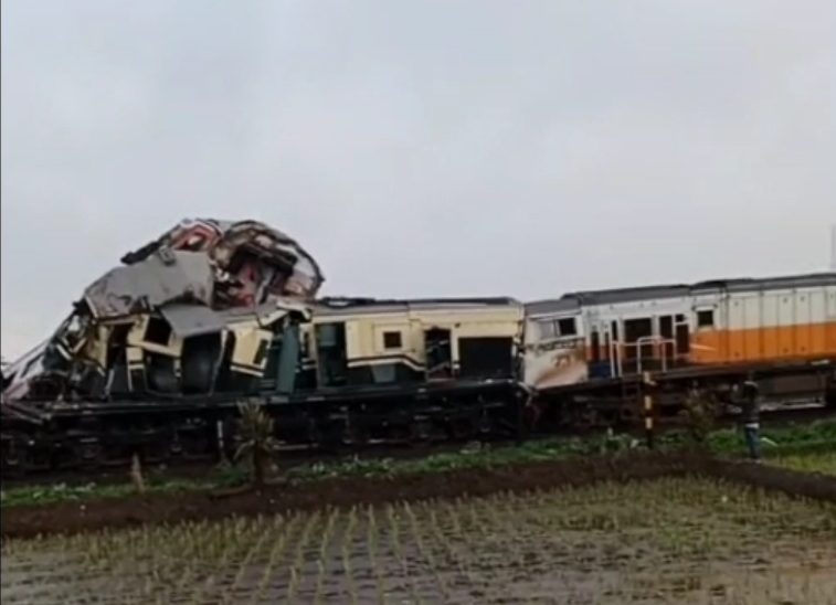 Dua kereta api alami kecelakaan di Cicalengka, Kabupaten Bandung, Jumat (5/1/2024).