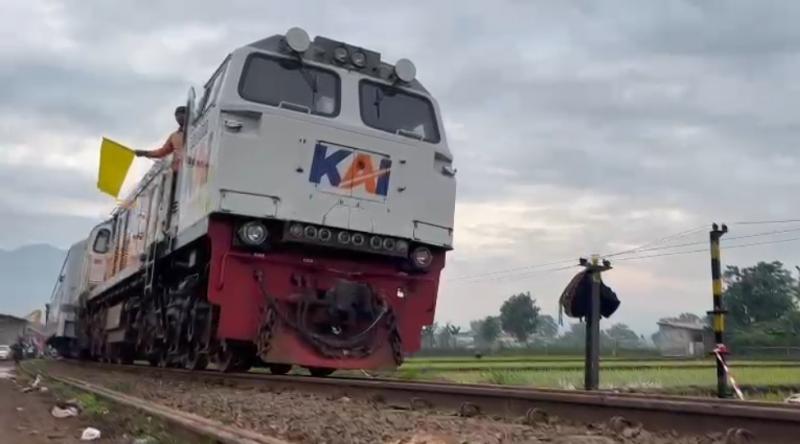 Pada Sabtu (6/1/2024) pagi, Kereta api sudah dapat melintasi jalur rel yang alami kecelakaan tubrukan dua kereta api di Cicalengka, Kabupaten Bandung. 
