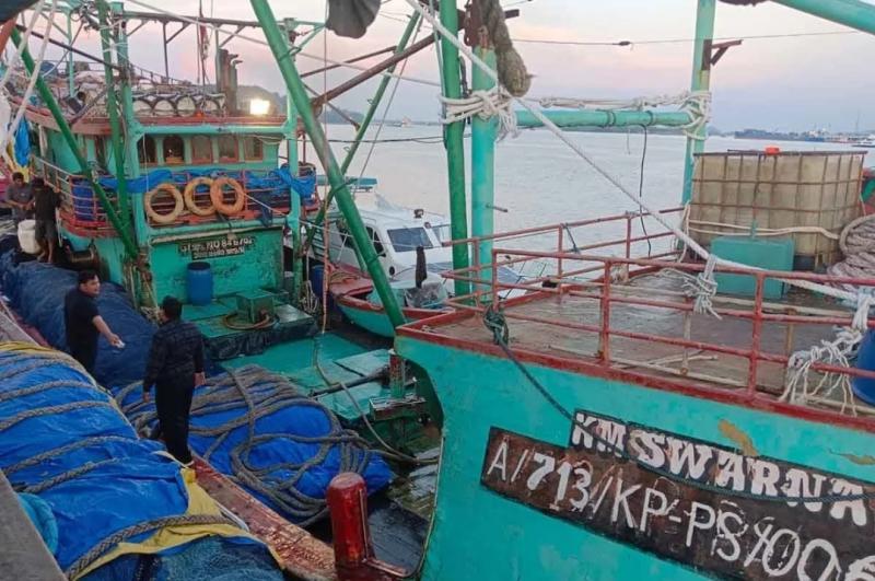 Petugas PSDKP Lampulo memeriksa kapal perikanan yang ditangkap karena beroperasi tanpa izin di Sibolga, Sumatera Utara, Selasa (9/1/2024). Dok PSDKP-KKP Lampulo
