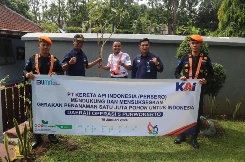 Daop 5 Purwokerto menanam sebanyak 100 pohon dengan berbagai jenis yang dipusatkan kegiatanya di Stasiun Bumiayu, Kabupaten Brebes pada Rabu (10/1/2024).