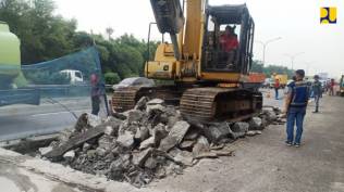 Foto arsip. PT Jasamarga Transjawa Tol (JTT) selaku pengelola Ruas Jalan Tol Jakarta-Cikampek bersama PT Jasamarga Tollroad Maintenance (JMTM) selaku service provider pemeliharaan jalan, melakukan pemeliharaan rutin di Ruas Jalan Tol Jakarta-Cikampek. (Sumber: Kementerian PUPR)