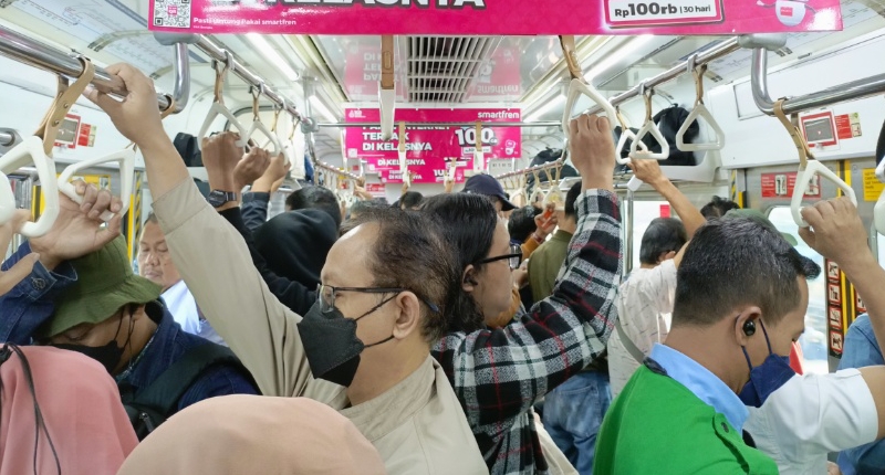 Suasana di atas KRL tujuan Jakarta pagi ini