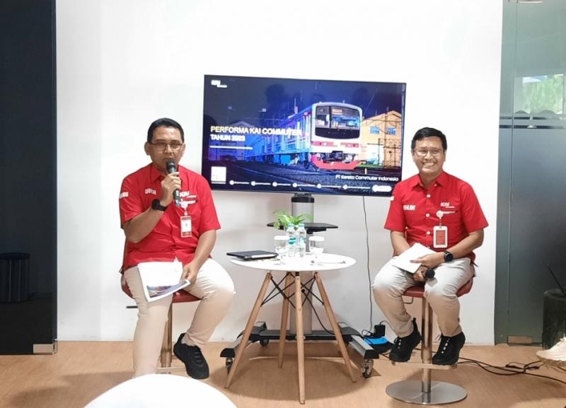 Dirut KAI Commuter Asdo Artrivianto dan Humas KCI Leza Arlan saat konferensi pers di Kantor KAI Commuter, Jakarta Pusat, Kamis (11/1/2024).