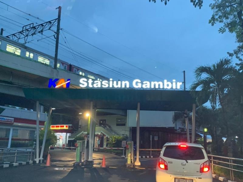 Khusus hari ini Sabtu, 13 Januari 2024, keberangkatan dan ketibaan penumpang kereta api jakar jauh di Stasiun Gambir akan juga dilayani di Stasiun Jatinegara.