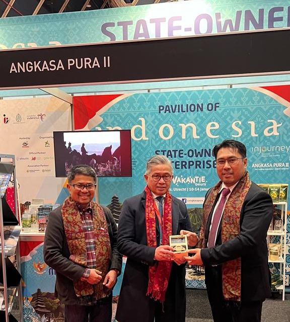 Dubes Indonesia untuk Belanda saat sambangi booth AP II di Pameran