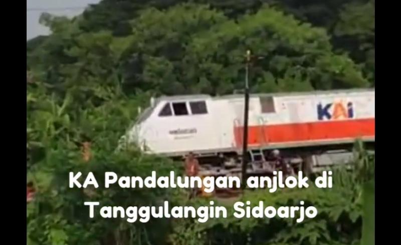 Potongan video yang memperlihatkan KA Pandalungan alami anjlok di emplasemen Stasiun Tanggulangin pada Ahad (14/1/2024).(Instagram)
