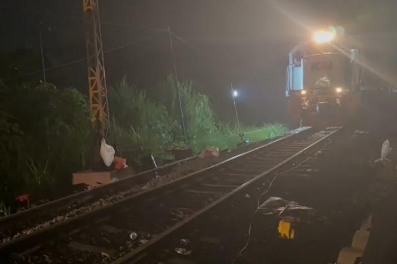 KA berhasil melintasi jalur rel KA yang sebelumnya sempat terjadi KA Anjlok di dekat Stasiun Tanggulangin.