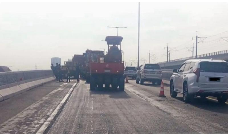 Pekerjaan perbaikan jalan dan sambungan jembatan di Ruas Tol Layang Mohamed Bin Zayed. ANTARA/HO-Jasa Marga.