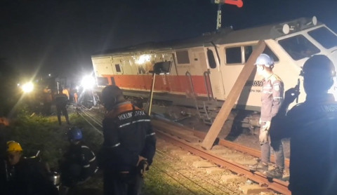 Proses evakuasi lokomotif anjlok di Sidoarjo. (Ist)