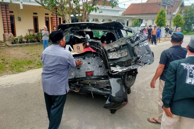 Mobil berpenumpang anggota DPRD Banyuwangi Fraksi Partai Kebangkitan Bangsa Banyuwangi usai tertabrak KA Wijaya Kusuma.(Ist)