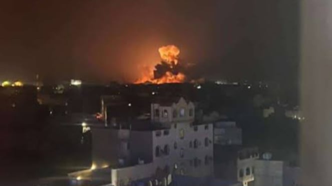 Ledakan akibat serangan udara militer Amerika Serikat di Yaman. Photo:X/@Alsakaniali