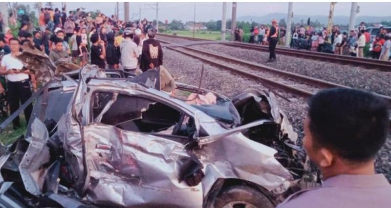 Mobil Agya ringsek terhantam kereta api di Prambanan, Klaten. (Ist)